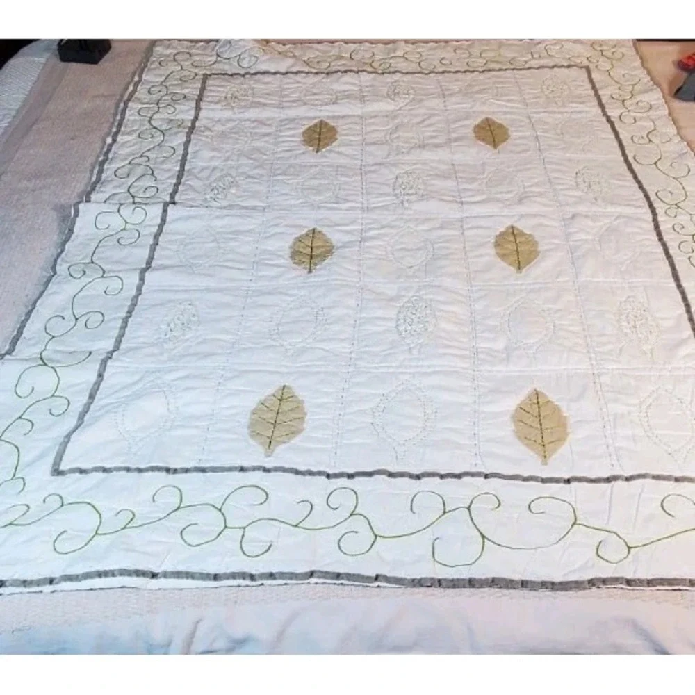 Vtg Handsewn Embroided Lap Quilt '70 Leaf Motif - Need Minor Repair-‎ 55x44
